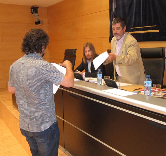 José Sarrión entrega una propuesta al presidente de la Comisión, Manuel Mitadiel