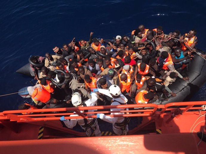 Inmigrantes rescatados en el Mar de Alborán llegan al puerto de Málaga 