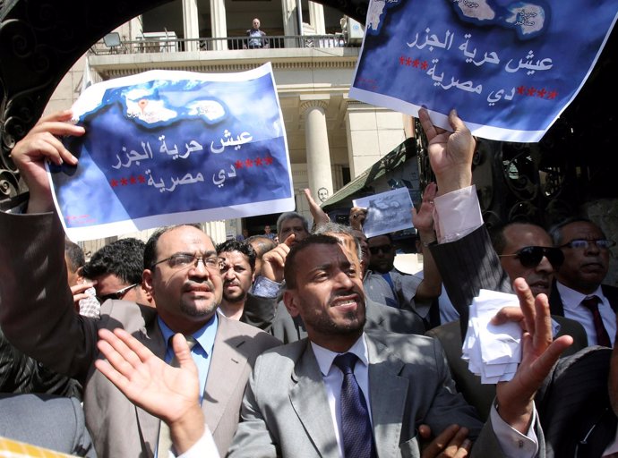 Manifestantes contra el plan egpcio de ceder Tirán y Sanafir a Arabia Saudí