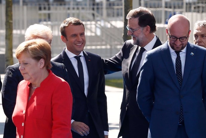 Mariano Rajoy saluda a Emmanuel Macron en la cumbre de la OTAN