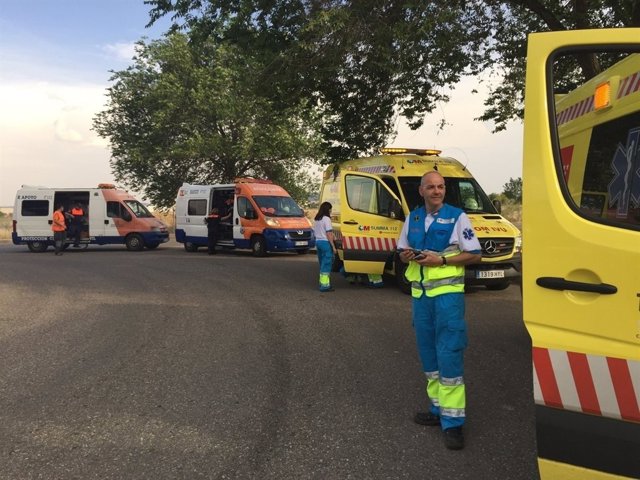Equipos sanitarios en el incendio de un panificadora de Alcalá