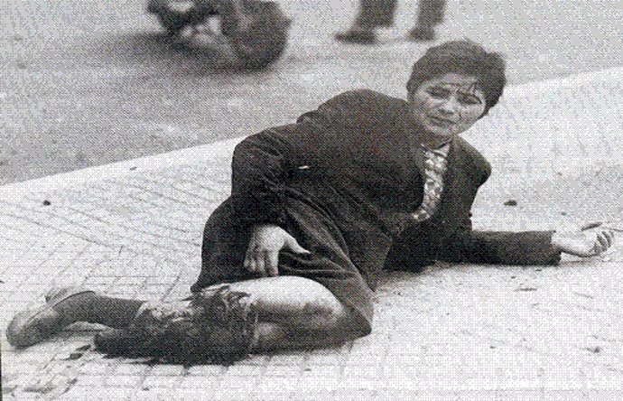 Fotografía de una mujer herida en la pierna por el bombardeo de la Plaza de Mayo