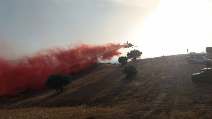 Una avioneta del Infoca actúa en el límite del campo de tiro de Cerro Muriano