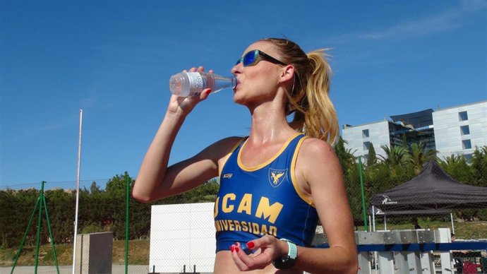 Joven haciendo deporte          