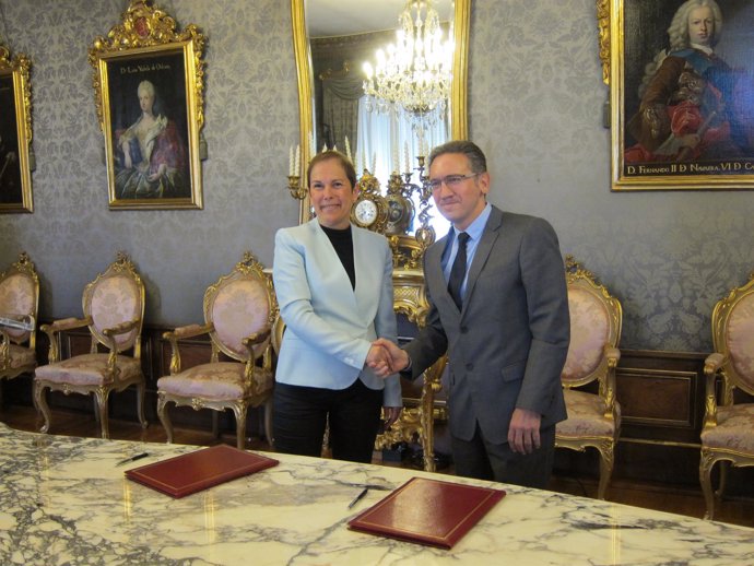 Uxue Barkos y Jaume Giró en la firma del acuerdo