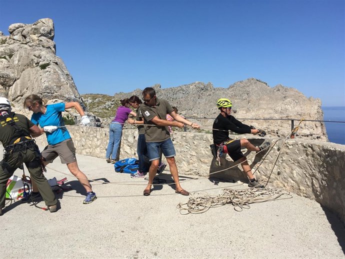 Jornada de limpieza en el mirador de Sa Creueta, en Formentor