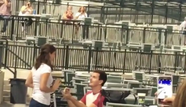 Hizo una romántica proposición pública de matrimonio a su novia y no salió bien