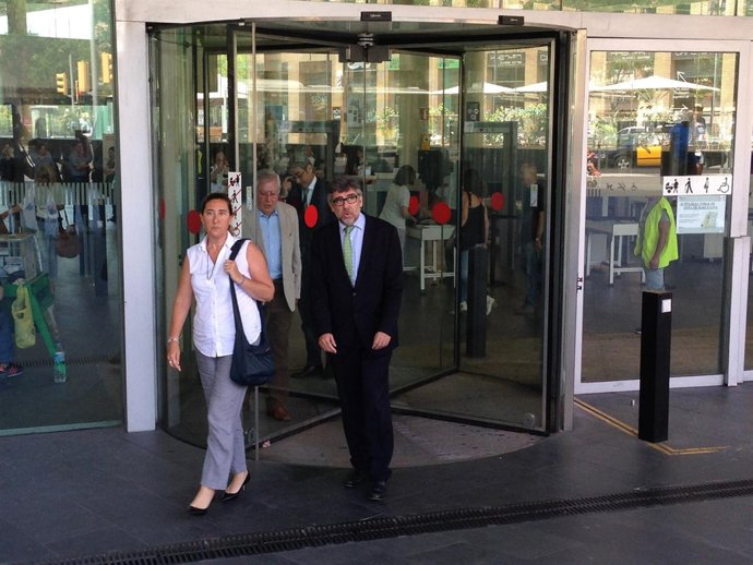 Gemma Montull, su abogado Jordi Pina y su padre Jordi Montull al fondo