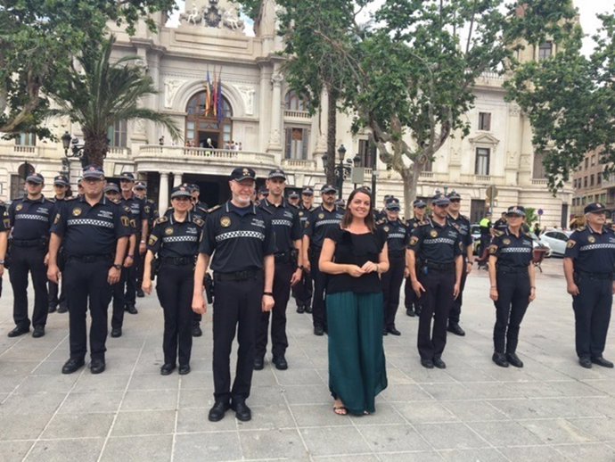 Anaïs Menguzzato con agentes que llevan el nuevo uniforme