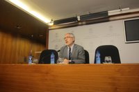 Llamazares califica de "burla" el retraso de la llegada del AVE a Asturias y pide la dimisión de De la Serna