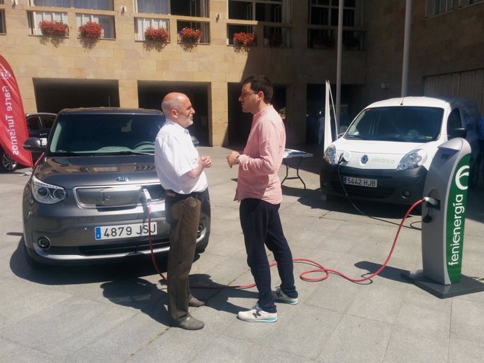 Ruiz Tutor escuchas las explicaciones de recarga de un coche eléctrico