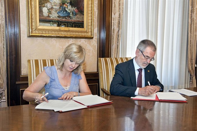 Ana Ollo e Iñaki Dorronsoro firman el convenio