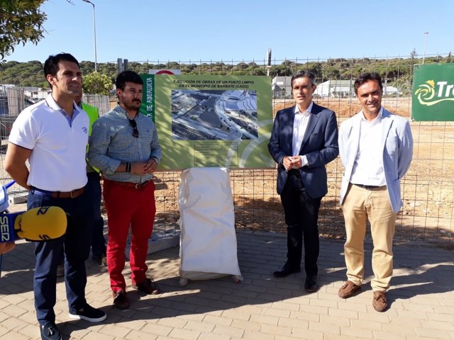 Visita al inicio de las obras del punto limpio de Barbate