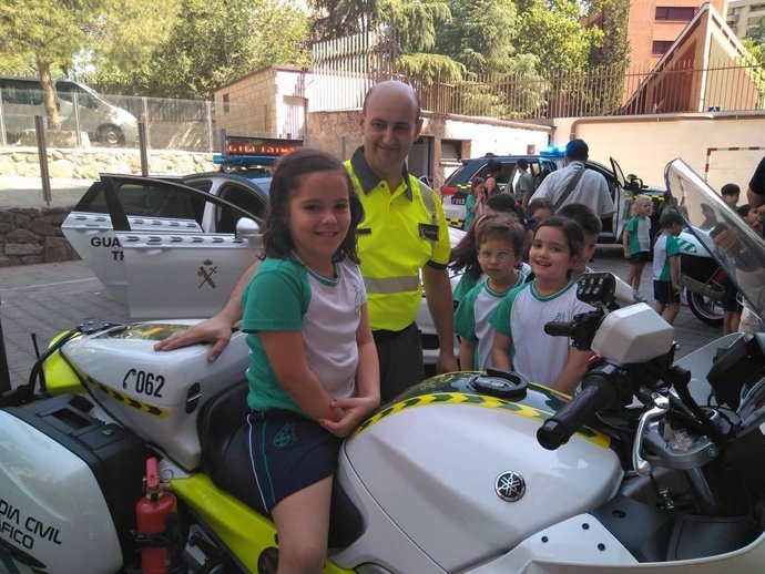 Guardia civil, colegio, niños, seguridad vial