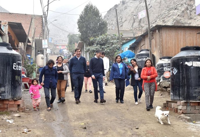 El consejero delegado de BBVA visita un distrito de Lima (Perú)