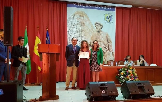 Ruiz (dcha.) durante el acto de graduación de alumnos