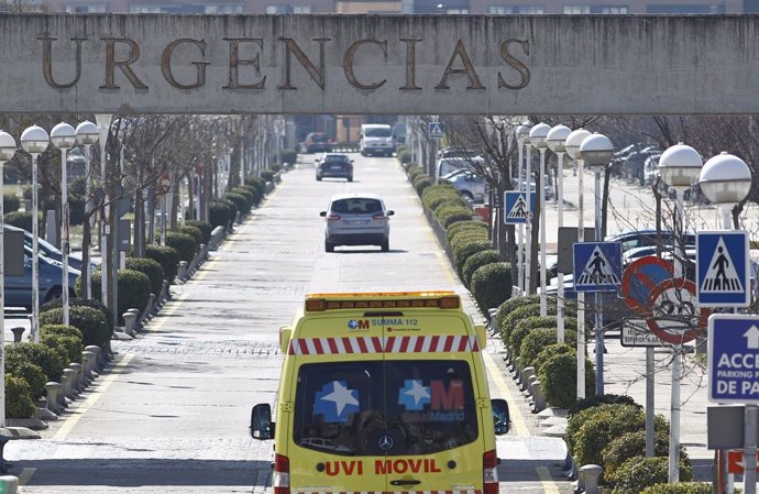 Cartel de Urgencias y ambulancias, ambulancia del SUMMA 112 en Madrid