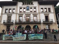 Trabajadores de Euskal Forging se concentran ante el Ayuntamiento de Sestao por un convenio "digno" y mejoras salariales
