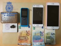 Detenida una joven por esconder en el sujetador una placa de 100 gramos de hachís