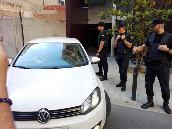 L'expresident Del Barça Sandro Rosell surt detingut de la seva casa a Barcelona