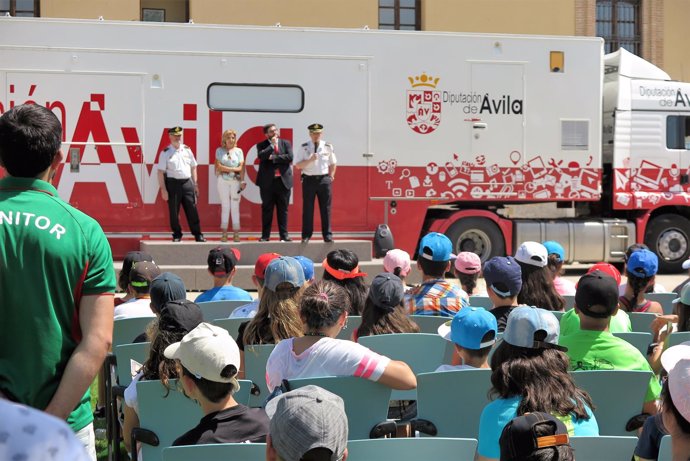  Ávila: El Presidente De La Diputación Con Los Escolares                      