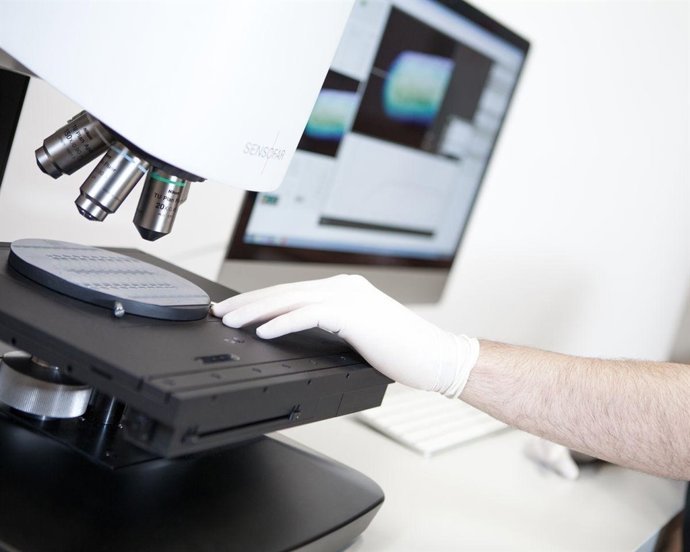 Investigación fotónica en un laboratorio de la UPC de Terrassa