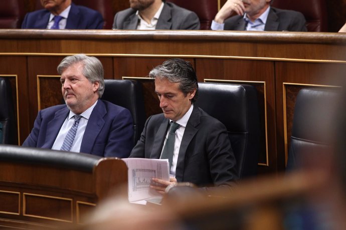 Los ministros Iñigo Méndez de Vigo y De la Serna en el debate de la moción
