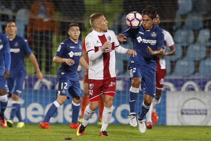 Damián y Sáiz pelean por un balón