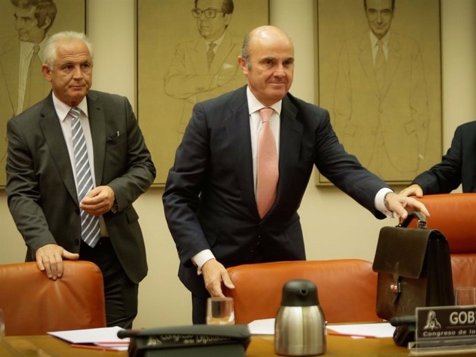 El ministro Luis de Guindos, en la Comisión de Economía del Congreso