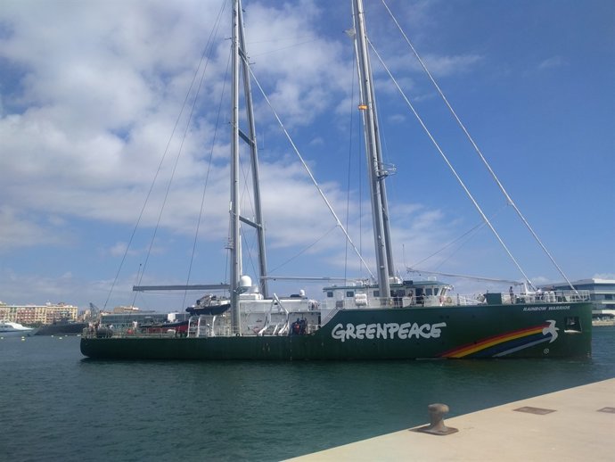 El Rainbow Warrior atraca en la Marina