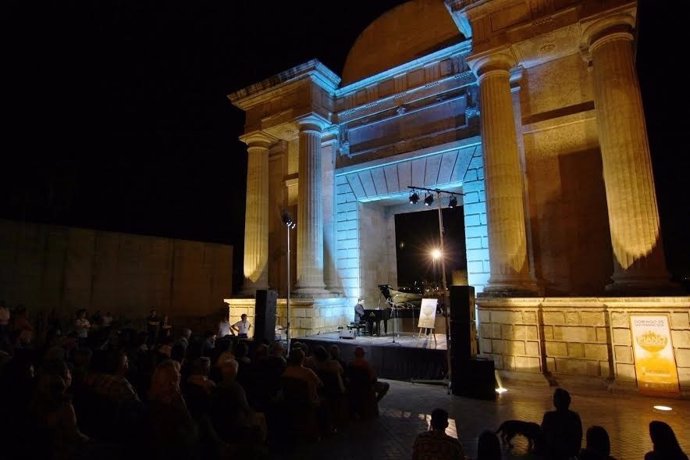 Concierto en la Puerta del Puente Romano