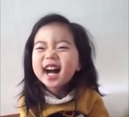 Niña corealan que aprende lección de vida con su madre: no ir con extraños