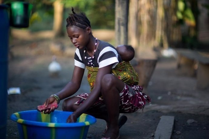 Una niña de 15 años con su hija en Sierra Leona