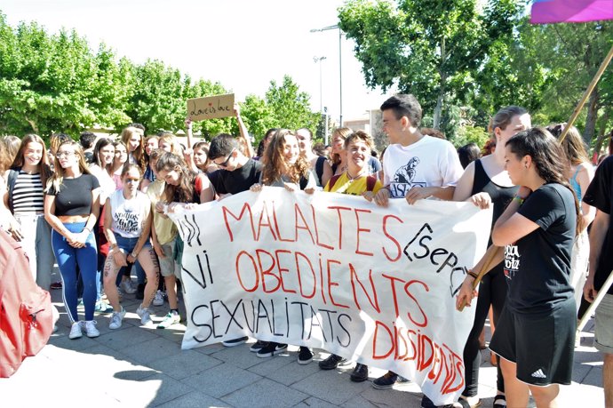 Concentración en un instituto de Lleida contra las afirmaciones de un profesor
