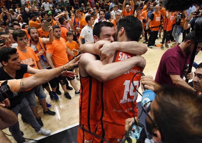 San Emeterio y Rafa Martínez se abrazan tras ganar la Liga