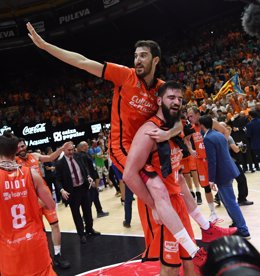 Guillem Vives y Bojan Dubljevic celebran la liga del Valencia