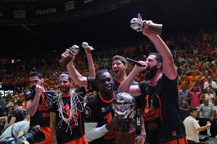 Bojan Dubljevic y el resto de la plantilla del Valencia Basket celebra el título
