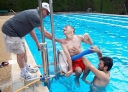 Persona con discapacidad en la piscina