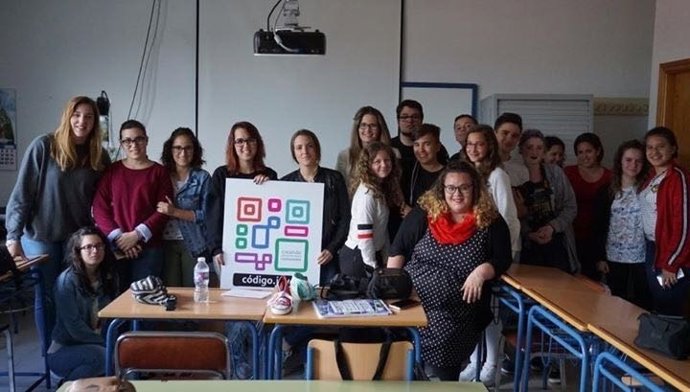 Jóvenes en un taller de fotografía creativa en Los Villares (Jaén)