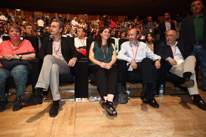 Rubalcaba y Zapatero junto con otros socialista en el Congreso del PSOE