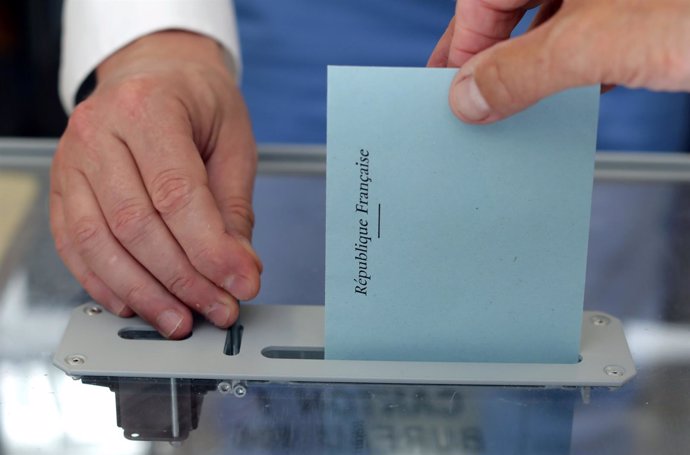Una persona deposita su voto en las elecciones parlamentarias francesas