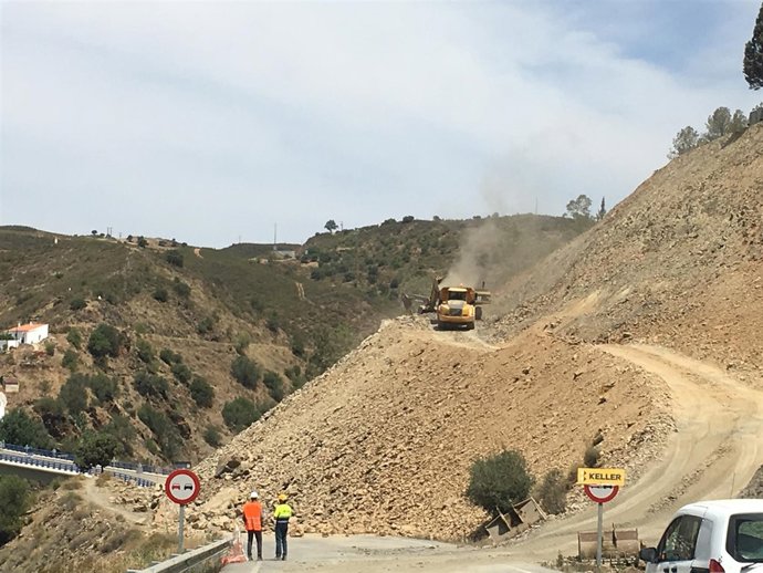 Obras en el talud de la carretera entre El Granado y el Puente de la Chanza