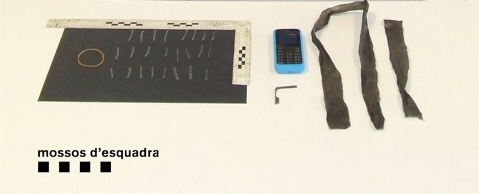 Marcadors de plàstic i eines per forçar panys.