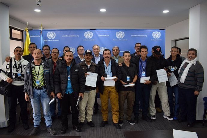 Guerrilleros de las FARC reciben diplomas por dejar las armas