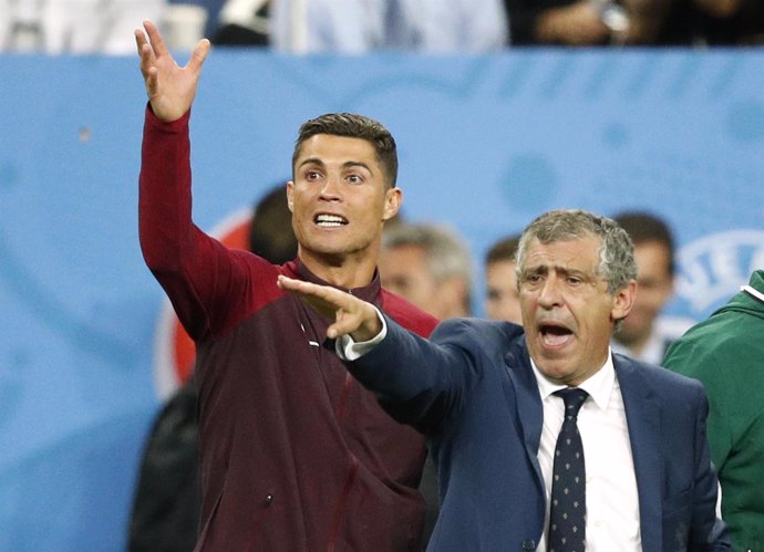 Fernando Santos, seleccionador portugués, y Cristiano Ronaldo