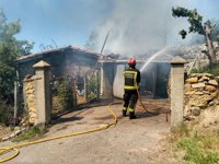 Un incendio destruye un garaje y un cenador en Las Rozas de Valdearroyo