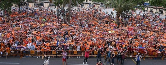 Miles de aficionados tiñeron de naranja la plaza del Ayuntamiento