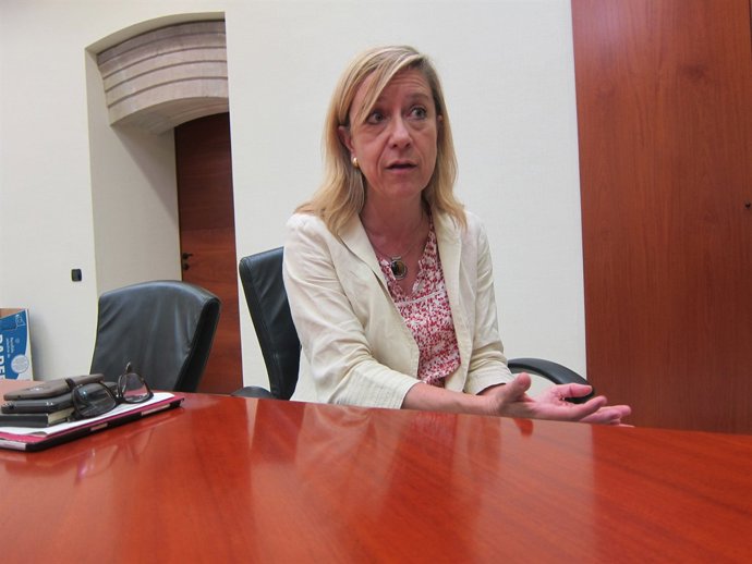 La presidenta de l'AMI, N.Lloveras.   