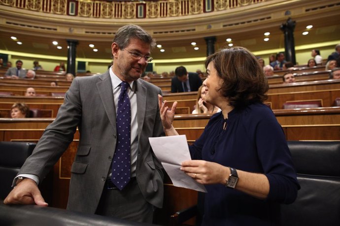 Rafael Catalá y Soraya Sáenz de Santamaría en el debate de la moción de censura