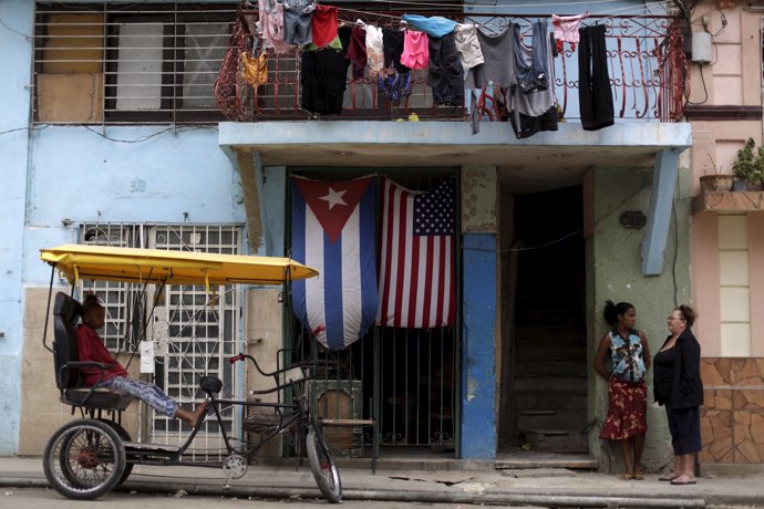 Banderas de Cuba y Estados Unidos en La Habana Vieja